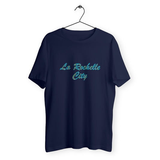 T-shirt unisexe bleu marine sur cintre en coton biologique avec inscription cursive La Rochelle City remplie de motifs wax bleu turquoise et jaune - Souvenir La Rochelle