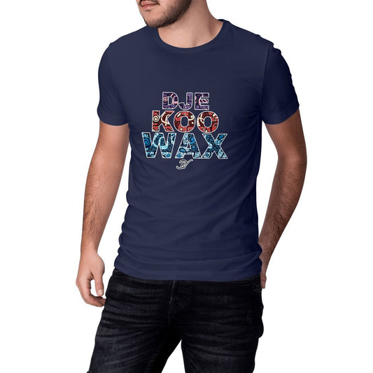 Homme portant un t-shirt unisexe bleu marine en coton biologique avec lettrage DJEKOO WAX rempli de motifs wax violet, rouge et bleu - Mode africaine éco-responsable