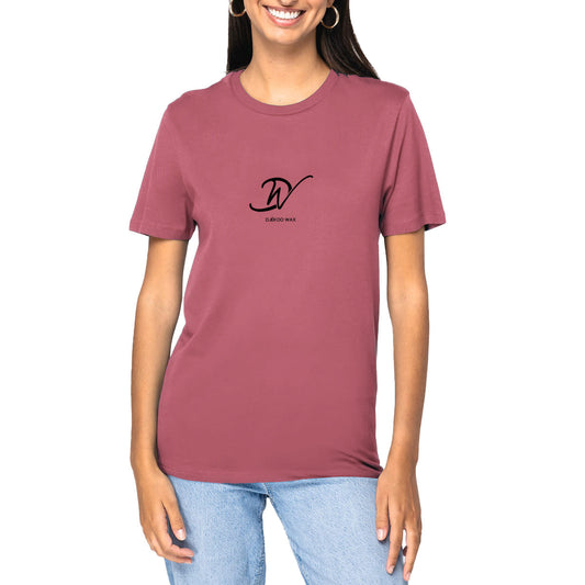 Femme souriante portant un t-shirt unisexe rose framboise en coton biologique avec logo signature DW Djêkoo Wax imprimé noir - Mode éthique