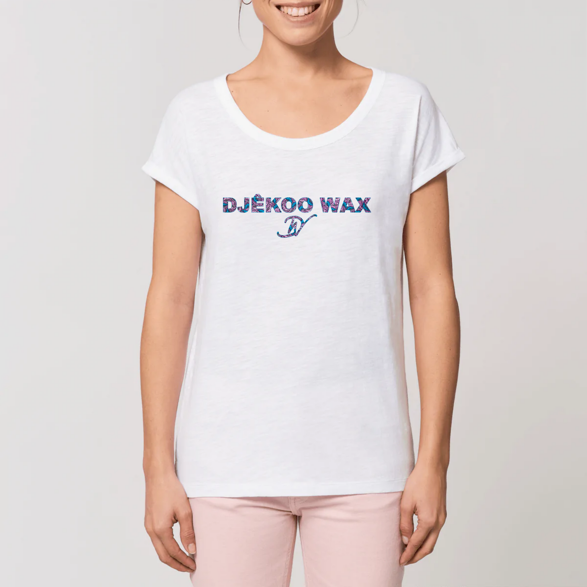 T-shirt blanc léger pour femme - 100% Coton Bio - imprimé Djêkoo Wax - motif fleurs de mariage bleu et rose