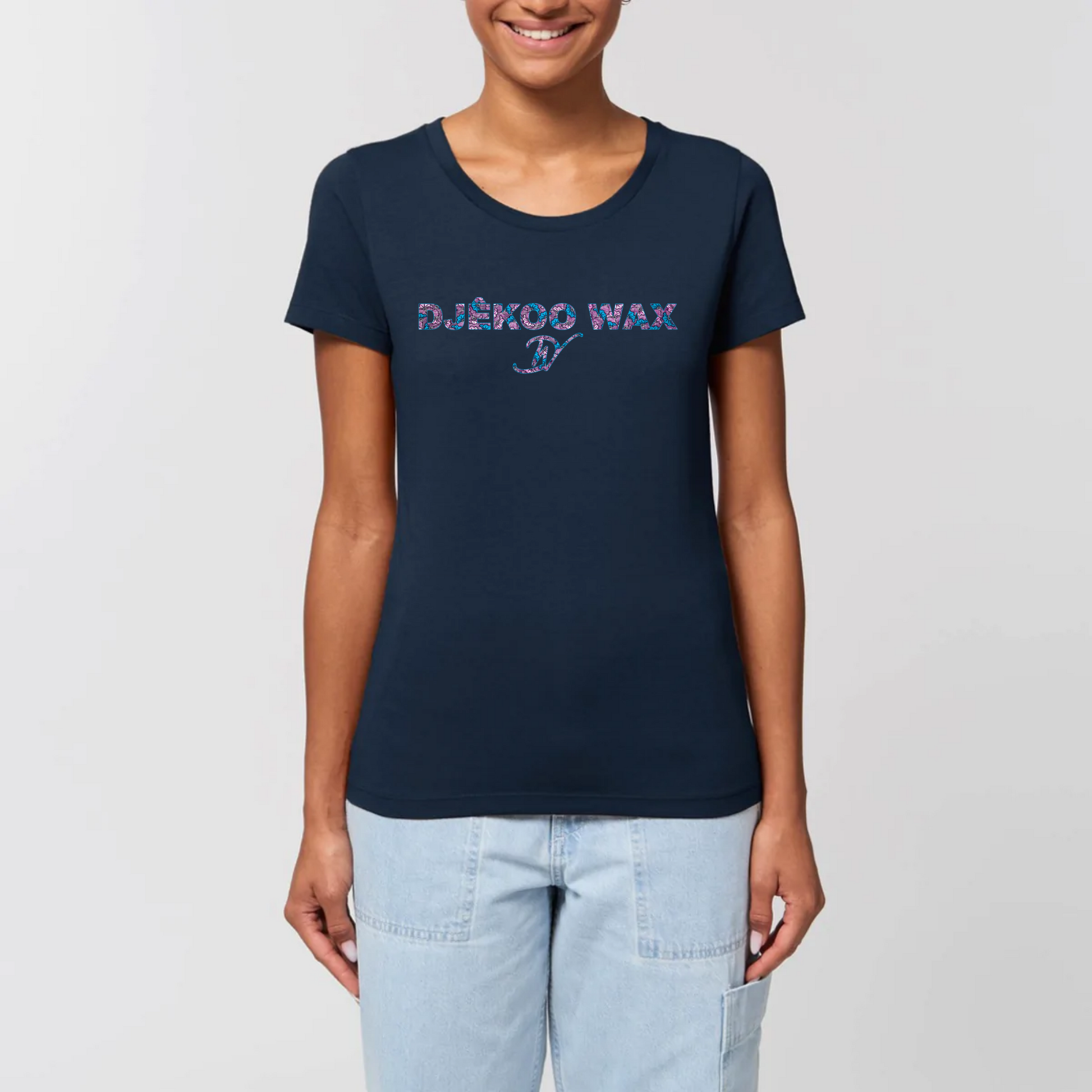 T-shirt bleu marine pour femme - 100% Coton Bio - imprimé Djêkoo Wax - motif fleurs de mariage bleu et rose