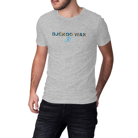 Homme portant un t-shirt gris 100% coton biologique avec un motif wax bleu et jaune