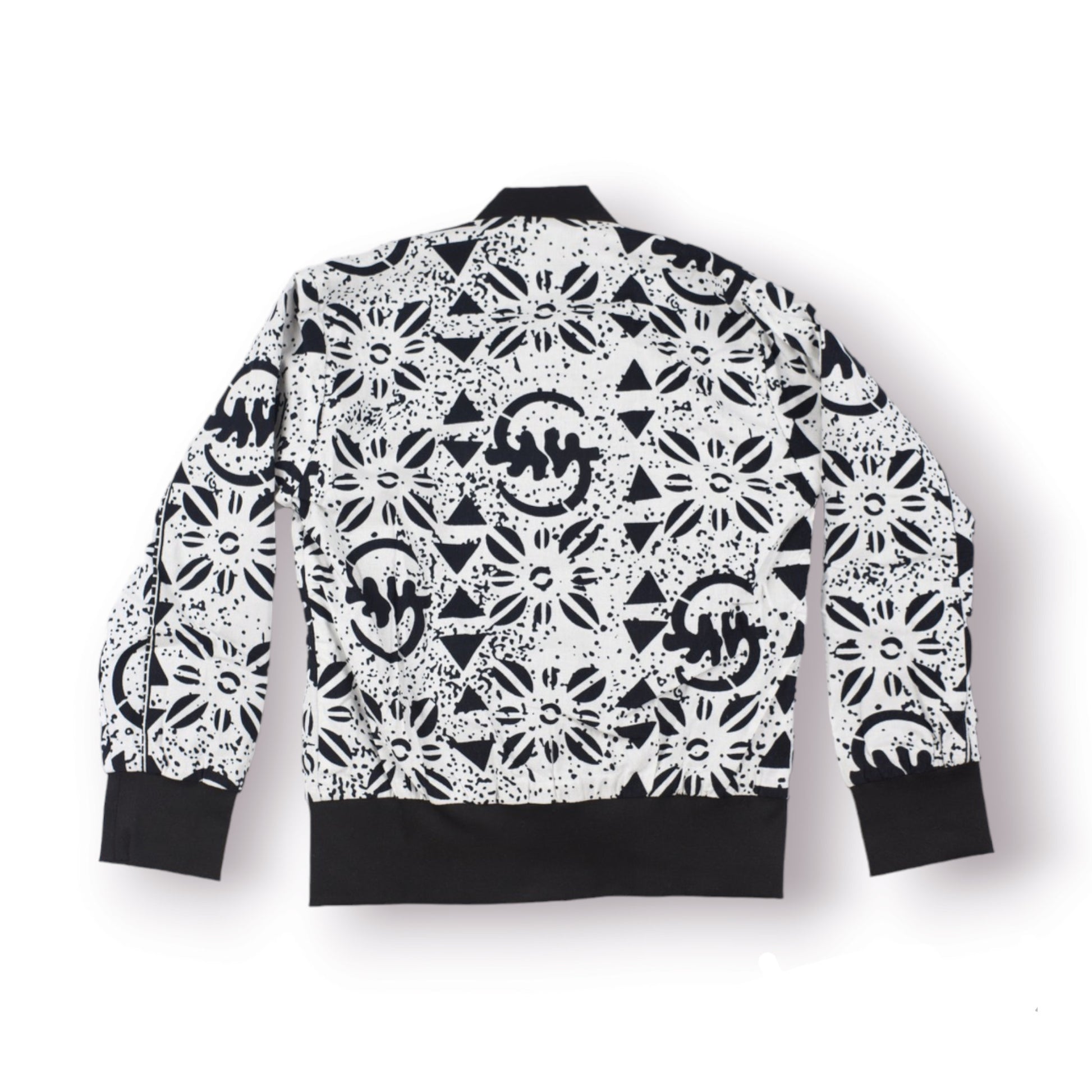 Vue dos bomber jacket enfant en tissu wax blanc à grands motifs géométriques Adinkra noirs fleurs, triangles et croissants avec col, poignets et bas côtelés noirs - Vêtement enfant africain fait main Djêkoo Wax

