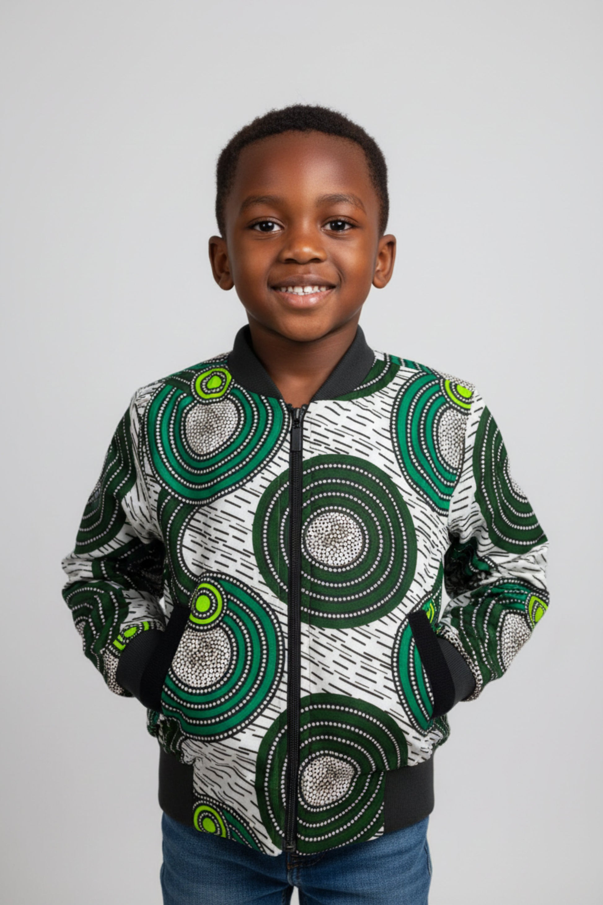 Enfant portant un bomber wax vert blanc noir 5-7 ans en tissu africain – Djêkoo Wax