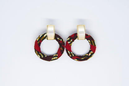 Paire de boucles d'oreilles créoles artisanales en tissu wax rouge bordeaux à motifs rayures diagonales doré kaki et noir avec anneau rond et clip rectangulaire doré nacré - Bijoux africains premium Djêkoo Wax

