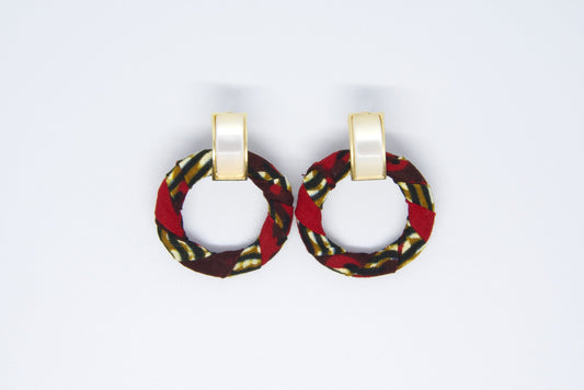 Paire de boucles d'oreilles créoles artisanales en tissu wax rouge bordeaux à motifs rayures diagonales doré kaki et noir avec anneau rond et clip rectangulaire doré nacré - Bijoux africains premium Djêkoo Wax

