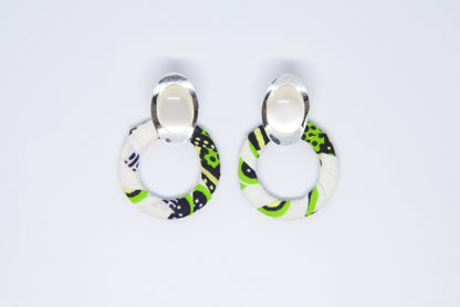 vue face boucles d'oreilles créoles artisanales recouvertes de tissu wax vert anis, noir et blanc avec cabochon ovale argenté - Bijou africain fait main Djêkoo Wax

