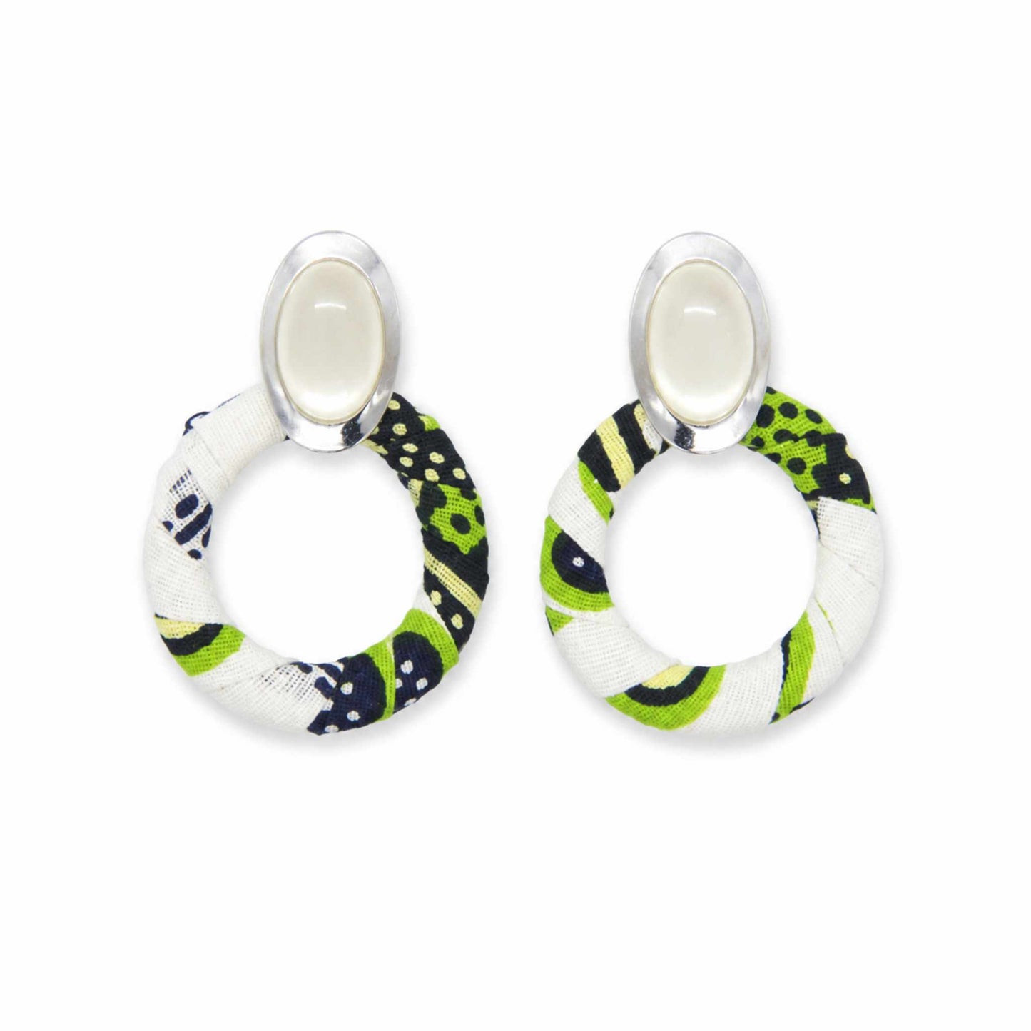 Paire de boucles d'oreilles créoles en tissu wax vert, blanc et noir vue de face.