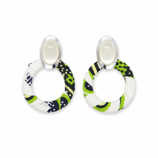 Paire de boucles d'oreilles créoles en tissu wax vert, blanc et noir vue de face.