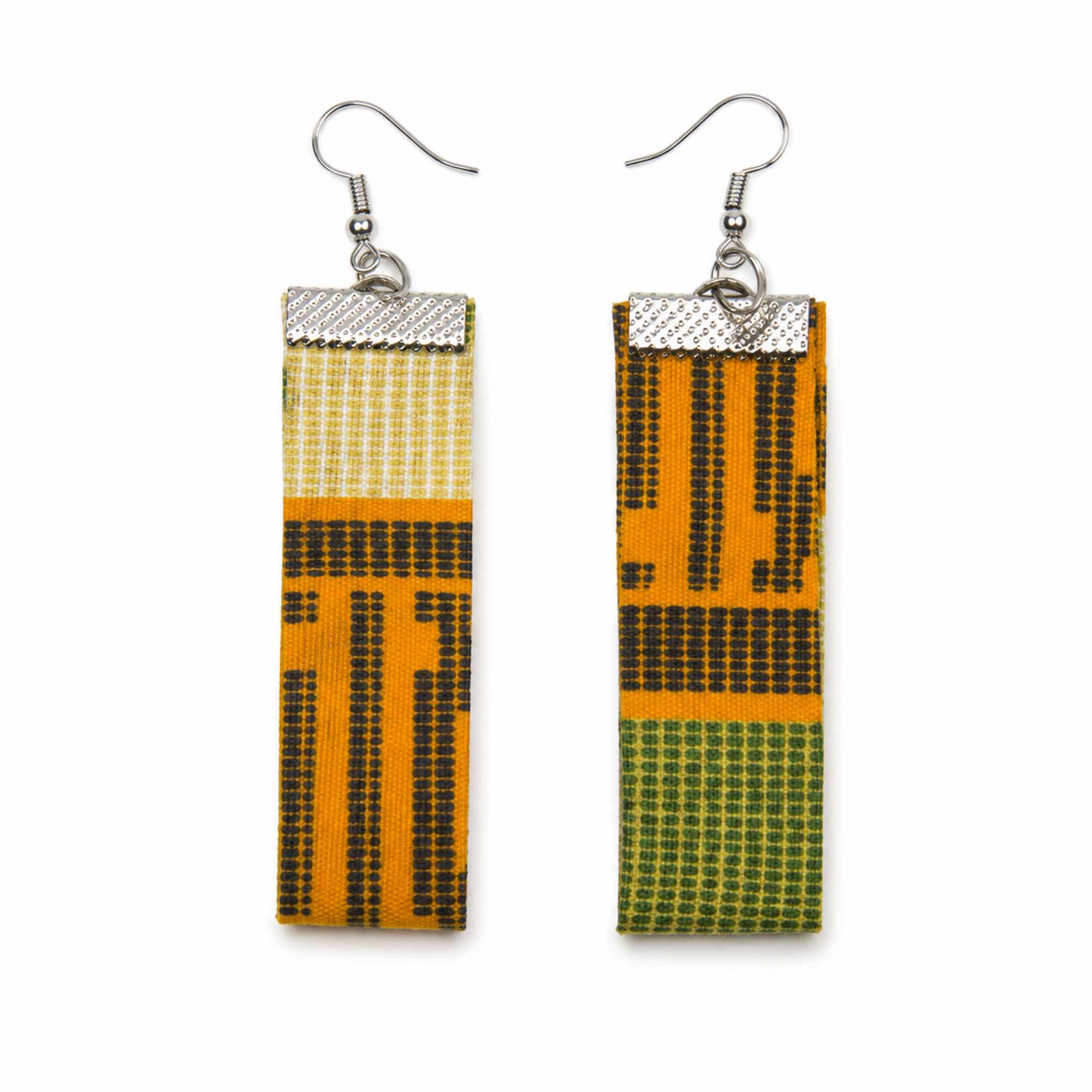 Vue recto et verso des boucles d'oreilles pendantes en tissu wax orange, vert et beige avec attaches argentées.