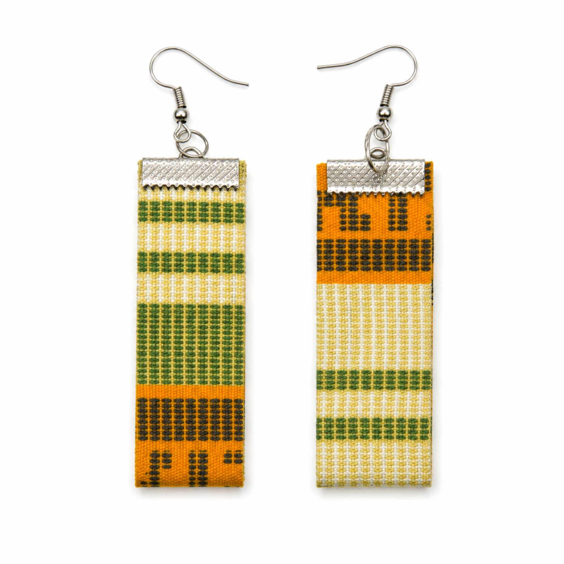 Vue arrière des boucles d'oreilles pendantes en tissu wax orange, vert et beige avec attaches argentées.