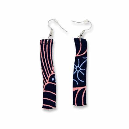 Paire de boucles d'oreilles longues artisanales en tissu wax africain, forme rectangle, motif abstrait fond marine et rose saumon — vue recto