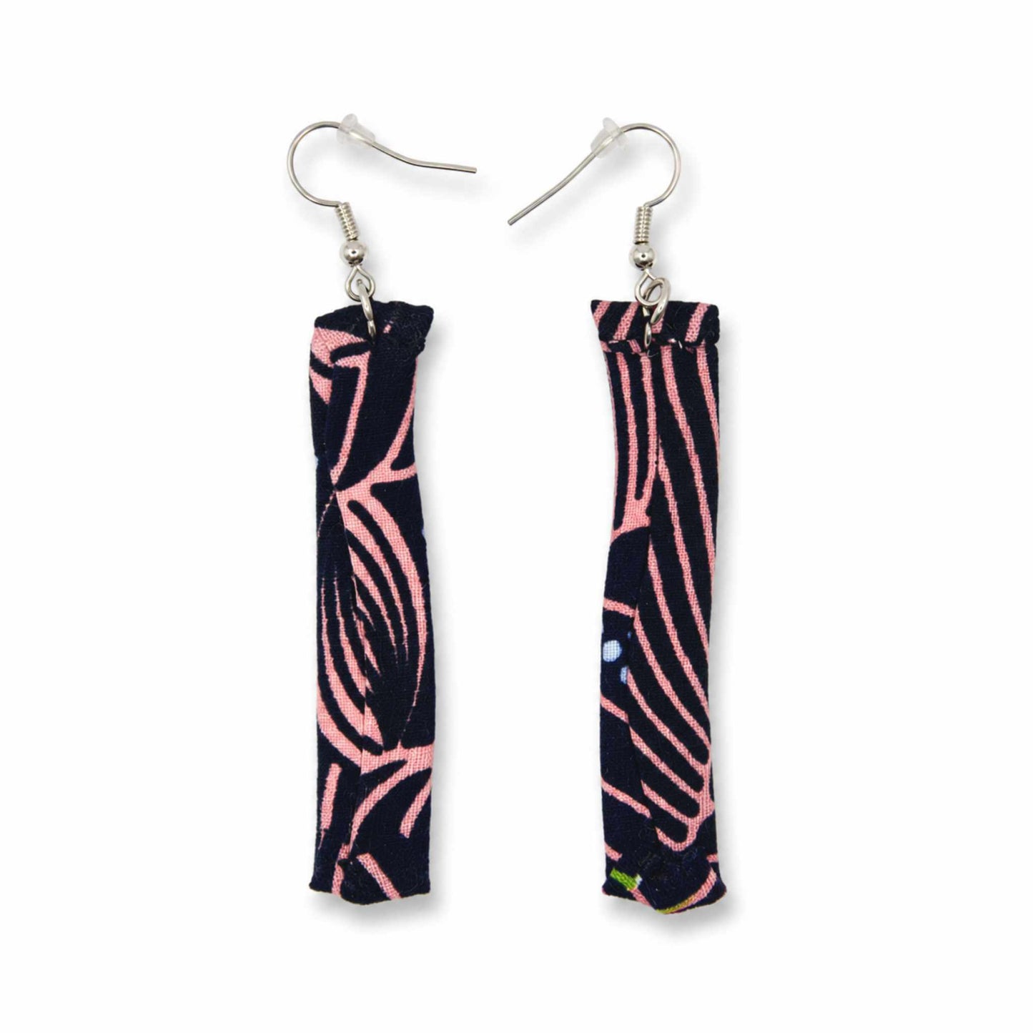 Paire de boucles d'oreilles longues artisanales en tissu wax africain, forme rectangle, motif abstrait marine avec étoiles bleu ciel et lignes rose — vue verso