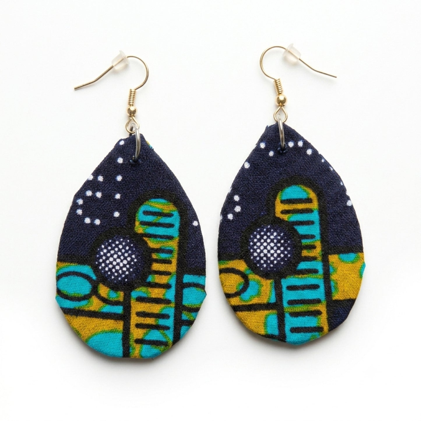Boucles d'oreilles pendantes artisanales en tissu wax africain Ankara, forme goutte d'eau, fond bleu marine avec motifs géométriques turquoise et or — recto