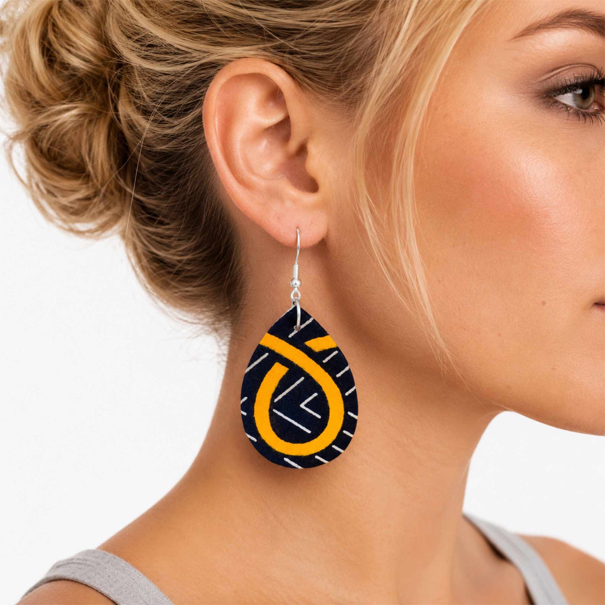 Boucles d'oreilles wax goutte d'eau bogolan noir et jaune doré motifs spirale et tirets blancs crochet argenté - Djêkoo Wax