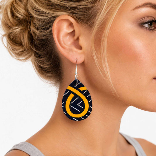 Boucles d'oreilles wax goutte d'eau bogolan noir et jaune doré motifs spirale et tirets blancs crochet argenté - Djêkoo Wax