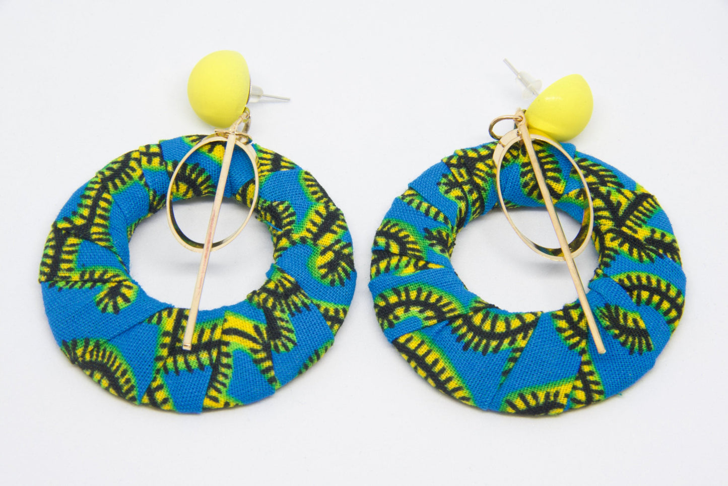 Boucles d'oreilles wax ronde bleu jaune noir - tissu recyclé artisanal - légères élégantes