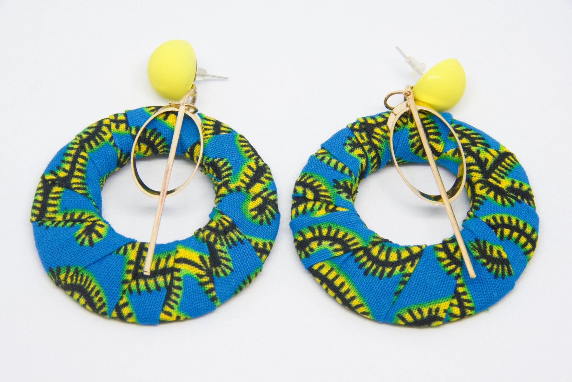 Boucles d'oreilles wax ronde bleu jaune noir - tissu recyclé artisanal - légères élégantes