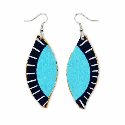 Paire de boucles d'oreilles artisanales en tissu wax africain, forme feuille, verso bicolore turquoise et marine avec tirets blancs — vue verso