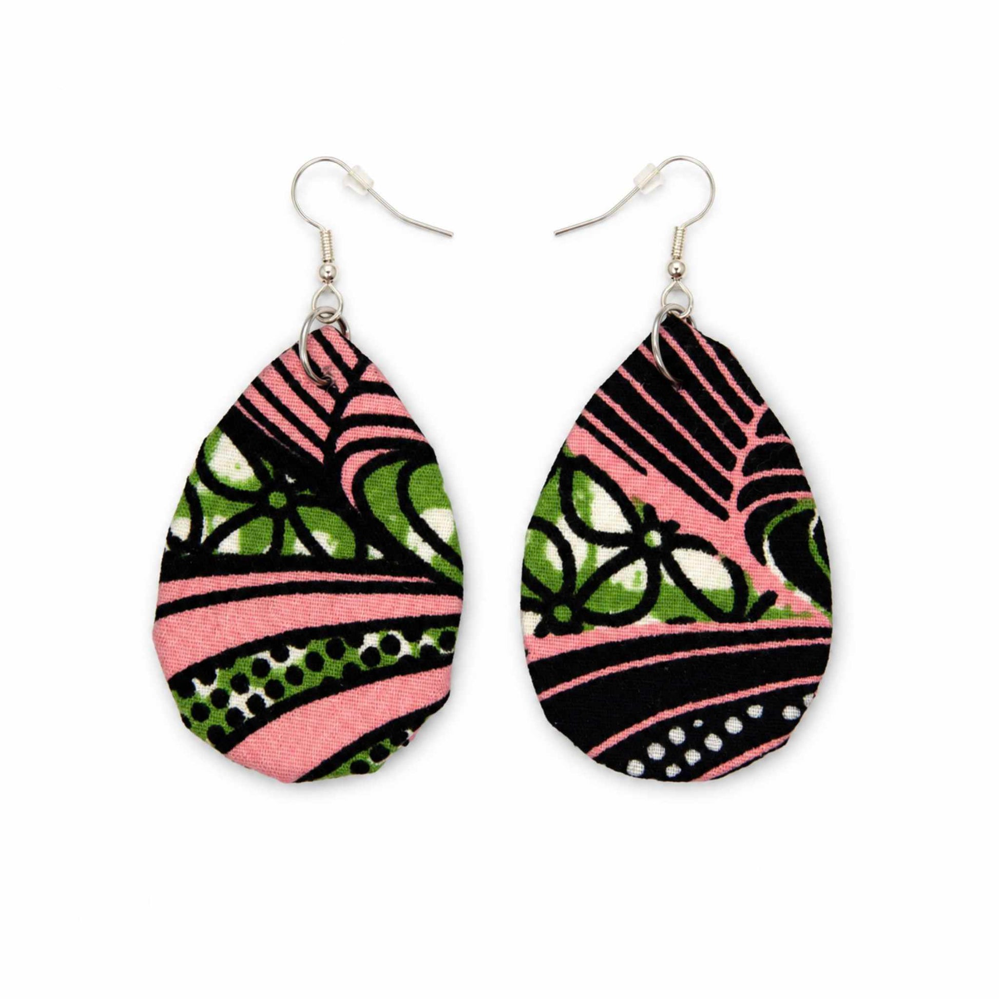 Boucles d'oreilles pendantes artisanales en tissu wax africain, forme goutte d'eau, motif floral graphique rose bonbon, vert olive et noir — recto