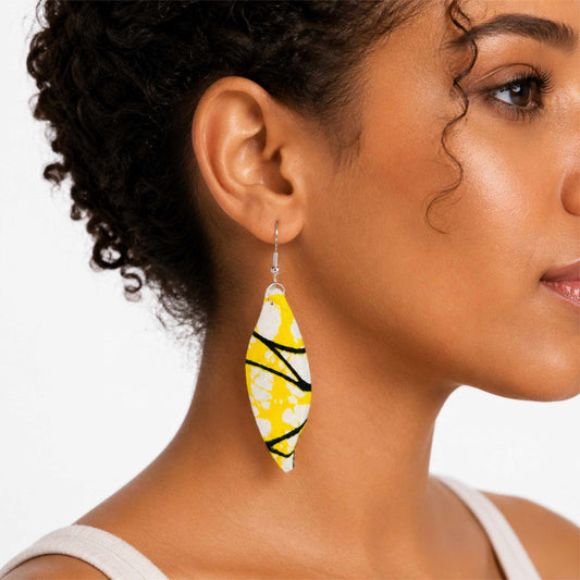 Boucle d'oreille wax navette jaune citron, blanc et noir motifs taches et lignes crochet argenté portée - Djêkoo Wax