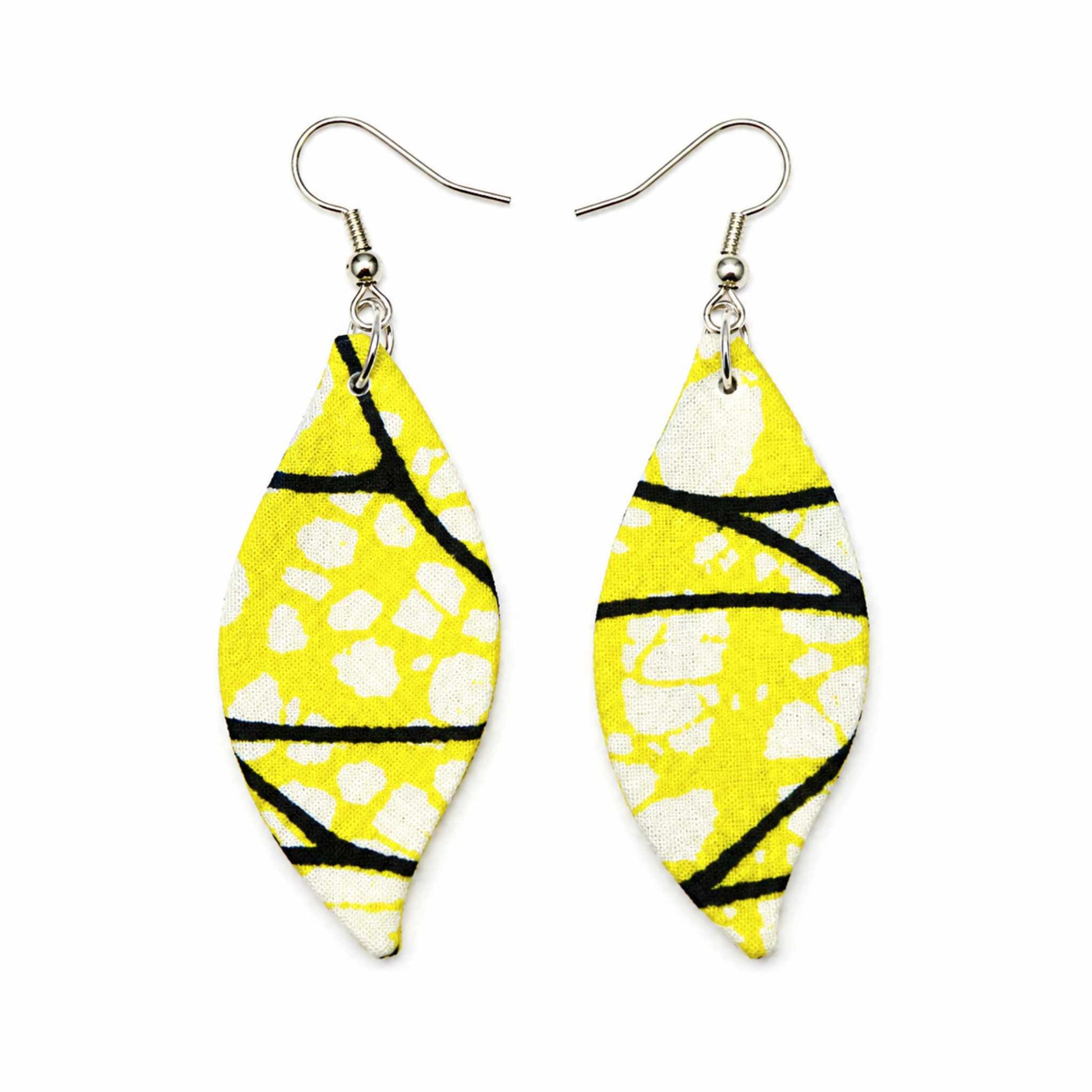 Paire boucles wax navette jaune citron, blanc et noir motifs taches et lignes diagonales crochet argenté - Djêkoo Wax