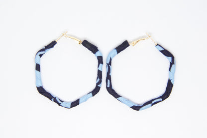 Boucles d’oreilles artisanales rondes en tissu wax bleu ciel et bleu marine de la Parure Nina.
