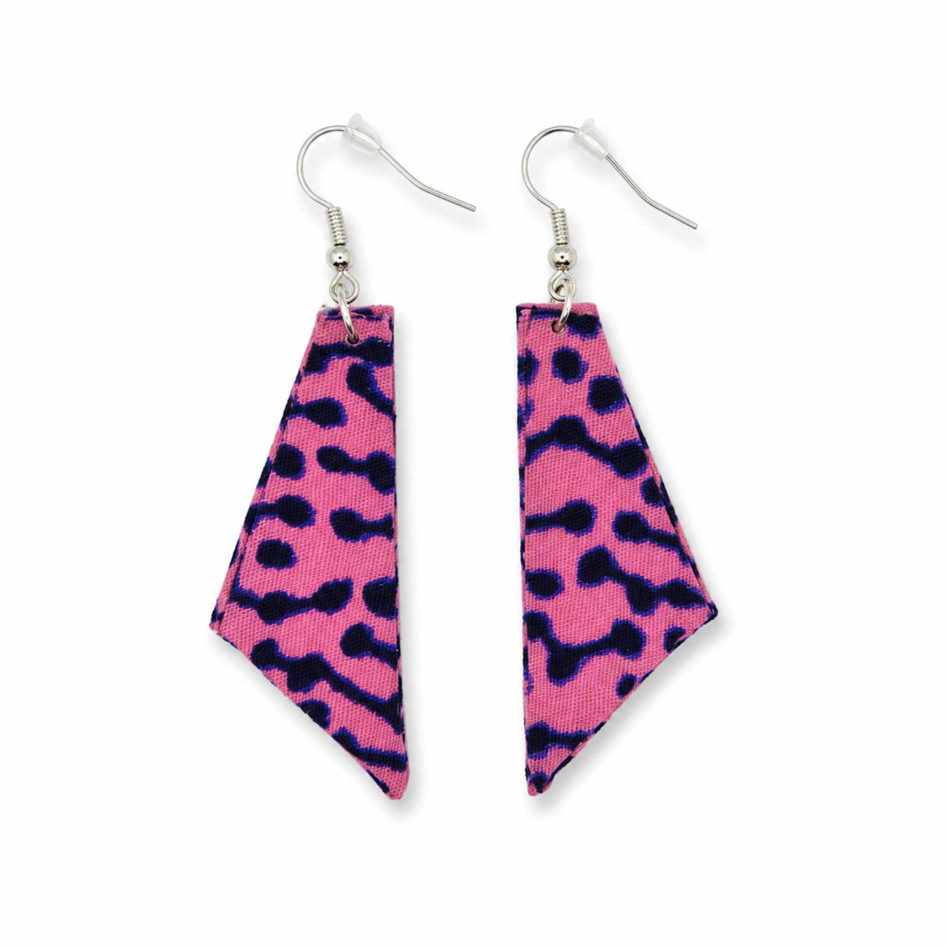 Vue dos paire boucles d'oreilles wax trapèze rose motif léopard violet crochet argenté - Djêkoo Wax
