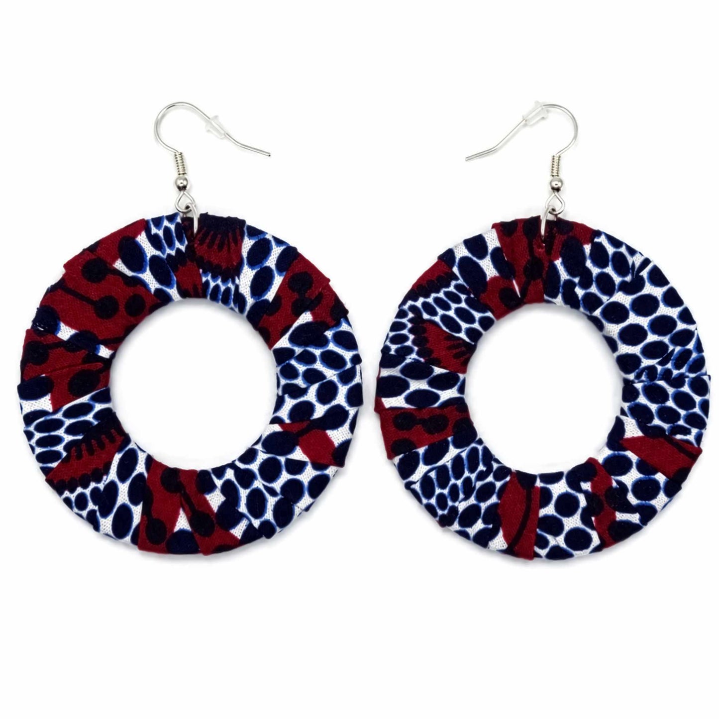 Paire de boucles d'oreilles artisanales en tissu wax africain, forme cercle ajouré, motif animalier léopard fond blanc, pois marine et aplats bordeaux — vue produit