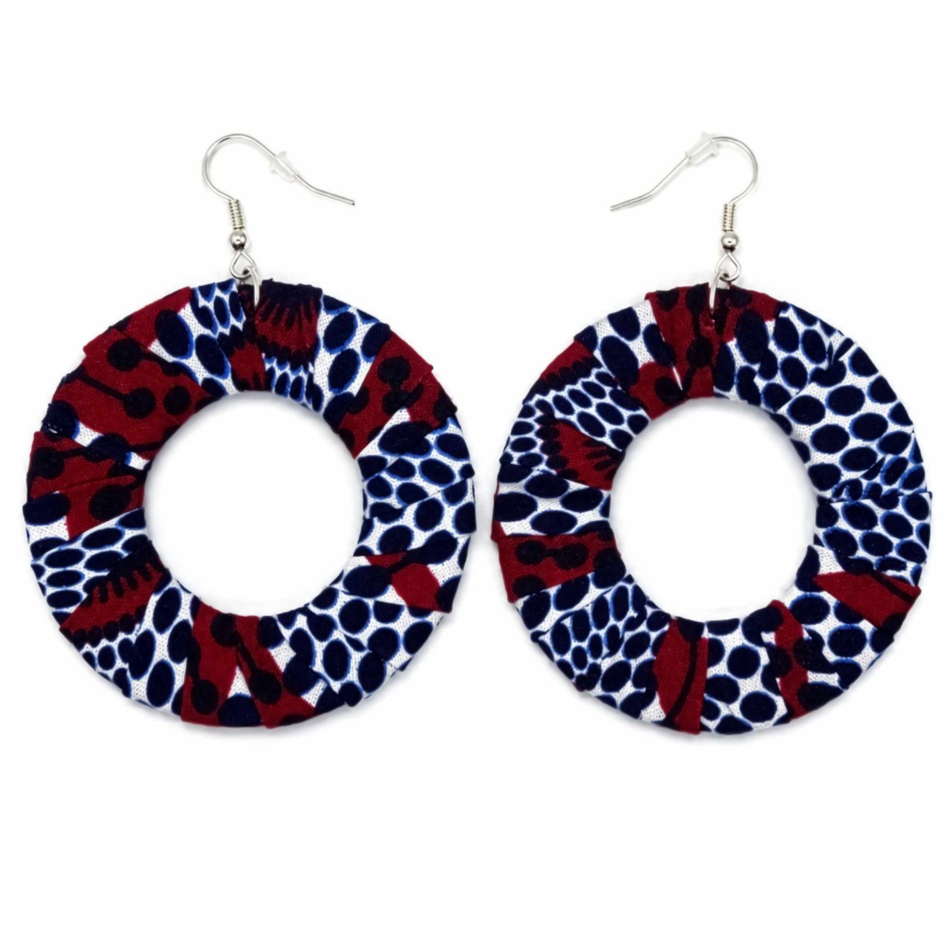 Paire de boucles d'oreilles artisanales en tissu wax africain, forme cercle ajouré, motif animalier léopard fond blanc, pois marine et aplats bordeaux — vue produit
