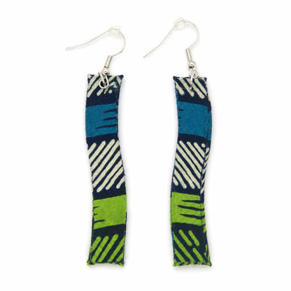 Vue verso paire boucles wax barre longue bleu marine, turquoise et vert anis motifs rayures crochet argenté - Djêkoo Wax