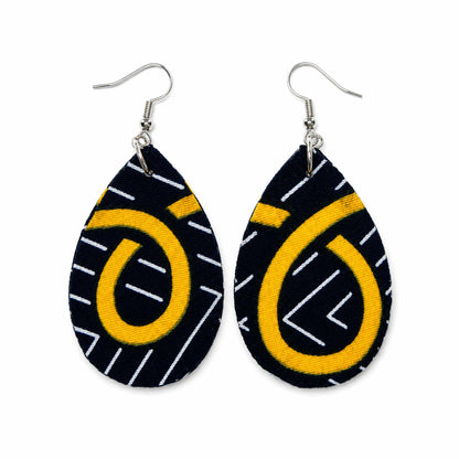 Vue verso paire boucles wax goutte bogolan noir et jaune doré motifs spirale et tirets blancs crochet argenté - Djêkoo Wax