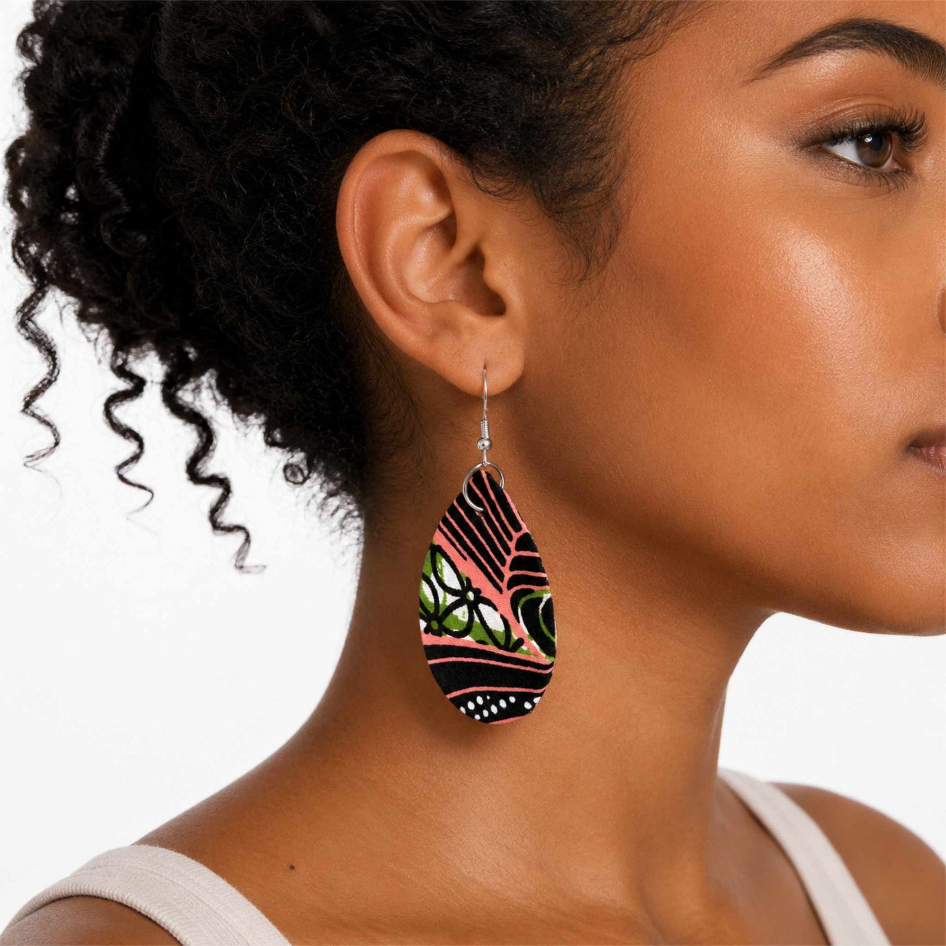 Boucles d'oreilles wax forme goutte noir, rose et vert motif floral africain crochet argenté - Djêkoo Wax