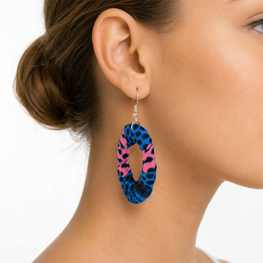 Boucles d'oreilles wax ovale ajourée bleu roi et rose motif léopard noir crochet argenté - Djêkoo Wax