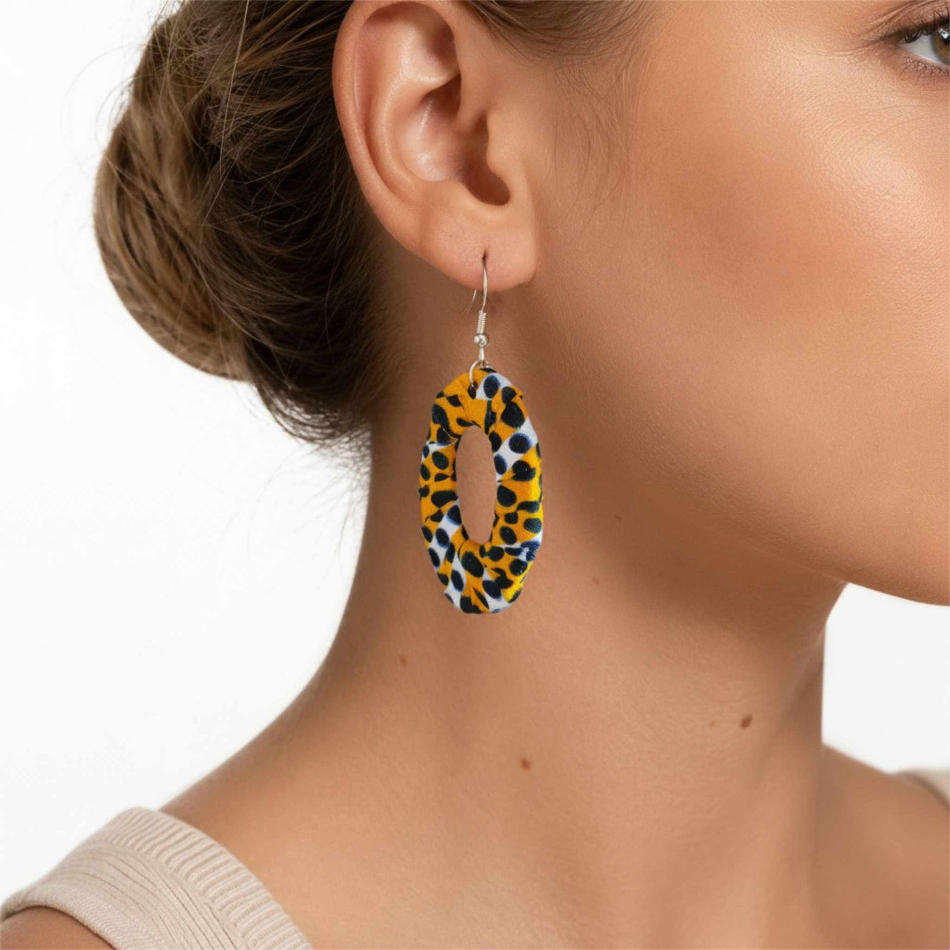 Boucles d'oreilles wax ovale ajourée jaune et blanc motif léopard noir crochet doré - Djêkoo Wax