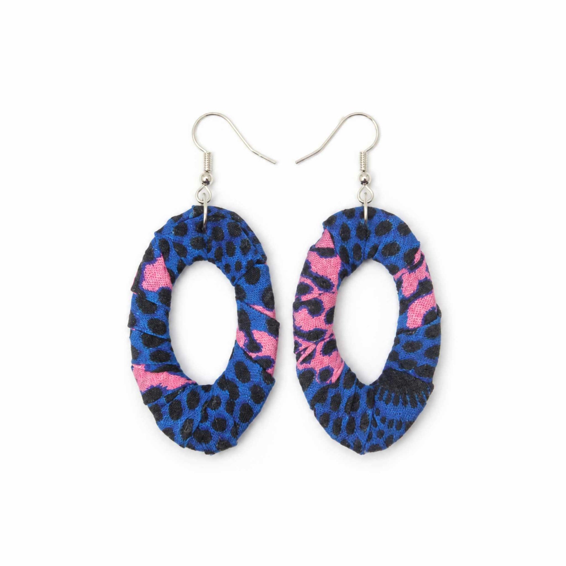 Paire boucles d'oreilles wax ovale ajourée bleu roi et rose motif léopard noir crochet argenté - Djêkoo Wax