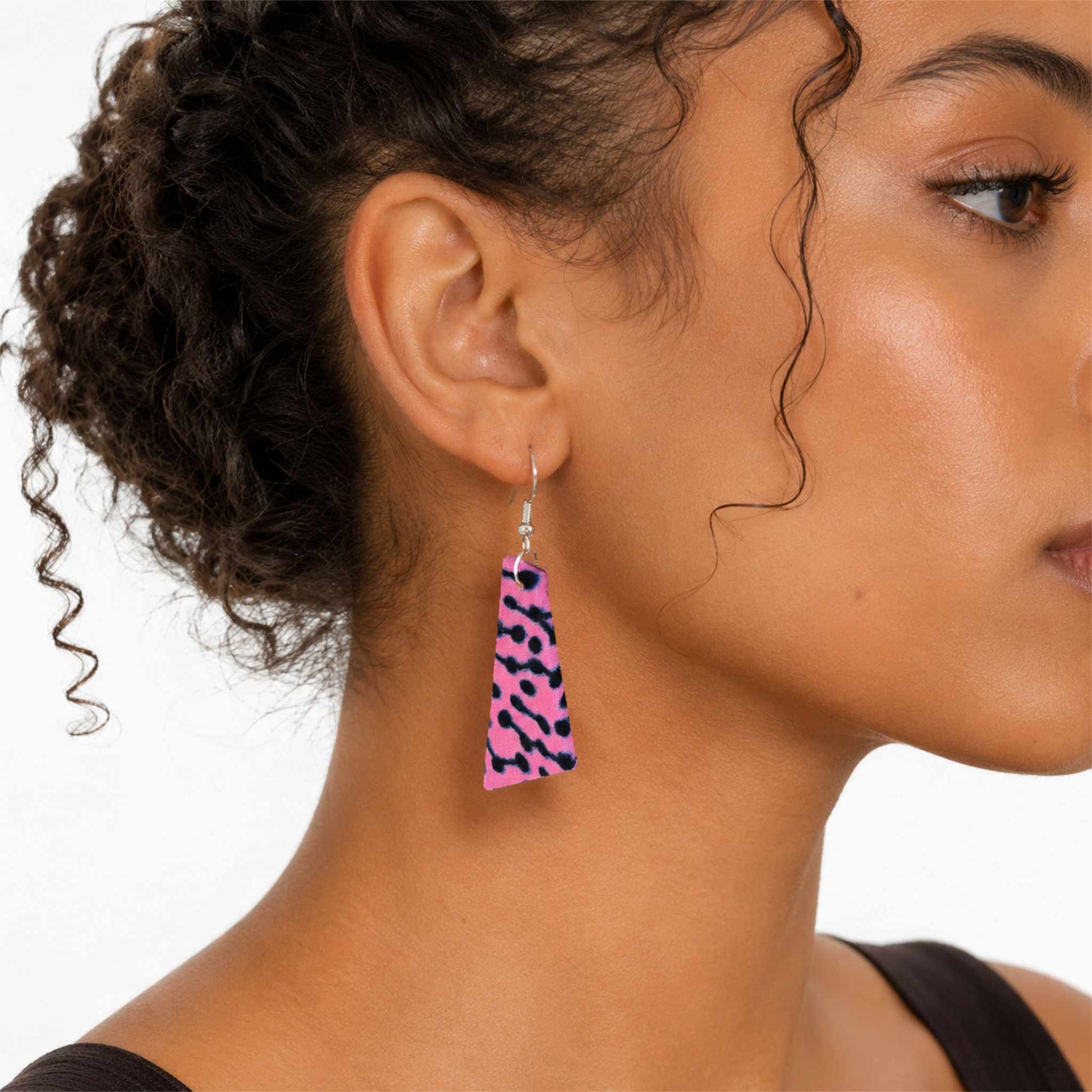 Boucles d'oreilles wax trapèze rose motif léopard noir crochet argenté - Djêkoo Wax