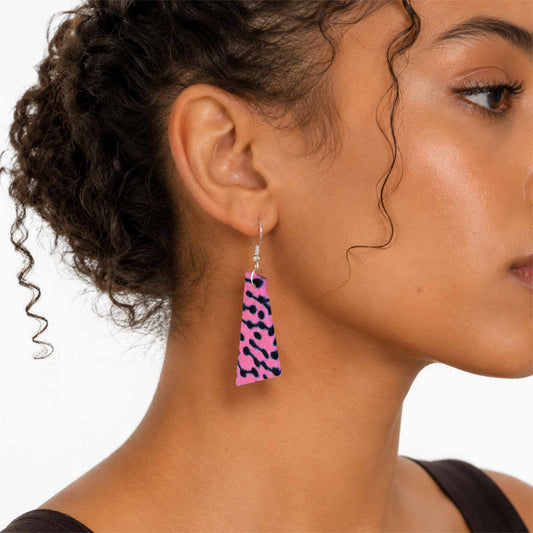Boucles d'oreilles wax trapèze rose motif léopard noir crochet argenté - Djêkoo Wax