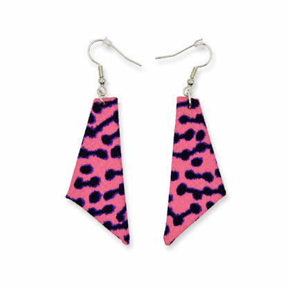 Paire boucles d'oreilles wax trapèze asymétrique rose motif léopard violet noir crochet argenté - Djêkoo Wax