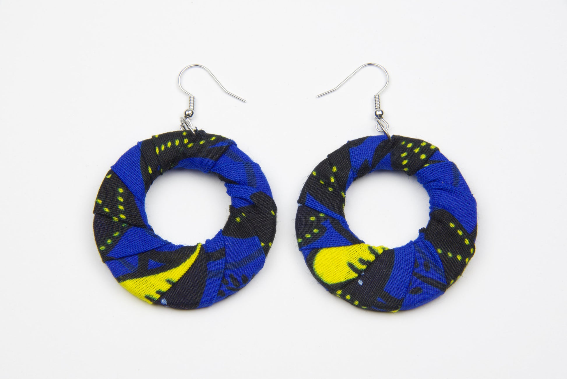 Boucles d'oreilles artisanales en tissu wax de couleurs bleu jaune et noir