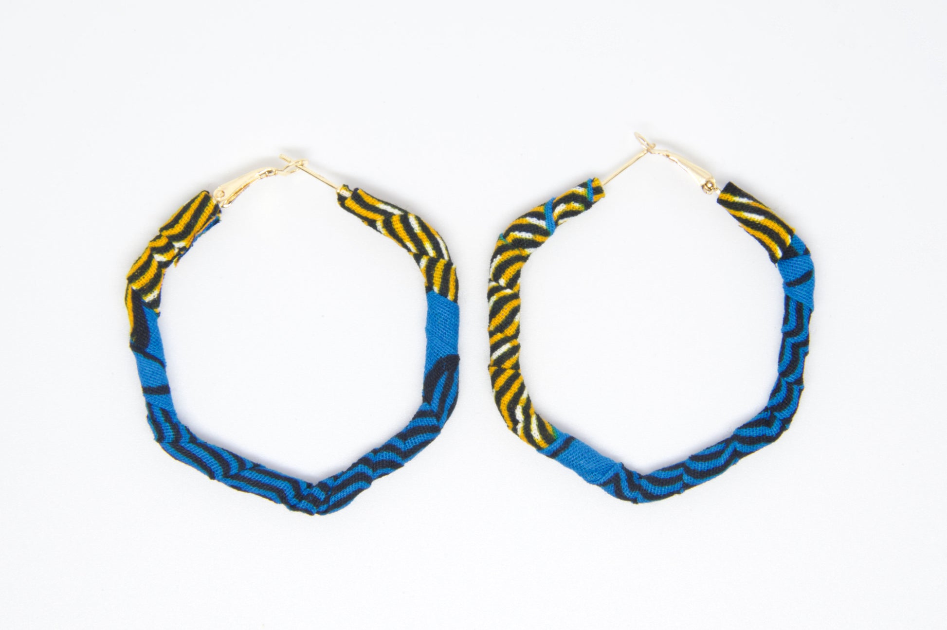 boucles d'oreilles artisanales en tissu wax, couleurs bleu, jaune et noir