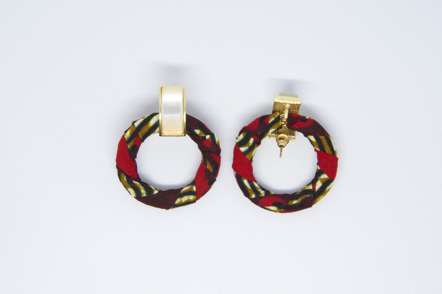 boucles d'oreilles artisanales en tissu wax, couleurs rouge, noir, marron et beige