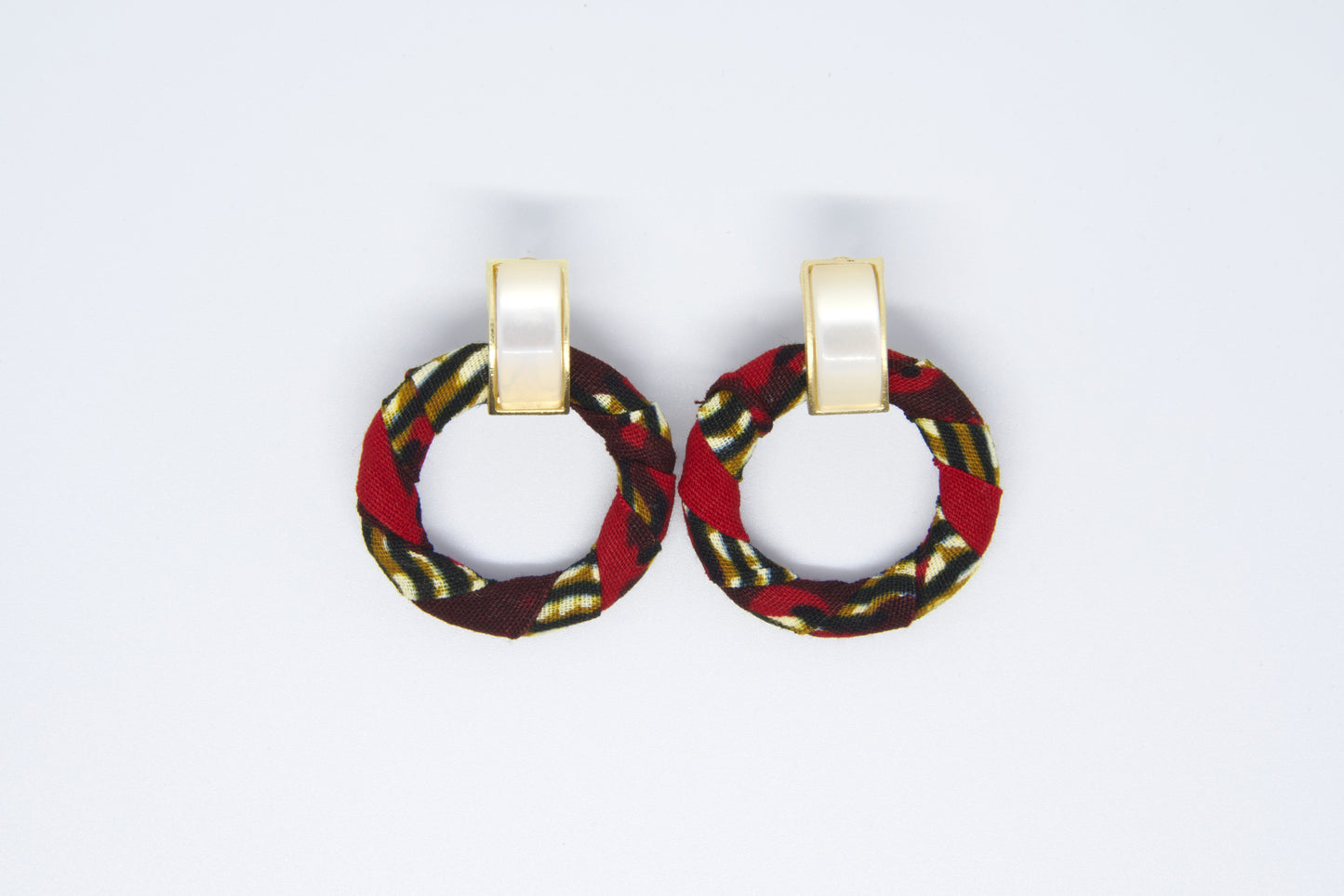 boucles d'oreilles artisanales en tissu wax, couleurs rouge, noir, marron et beige