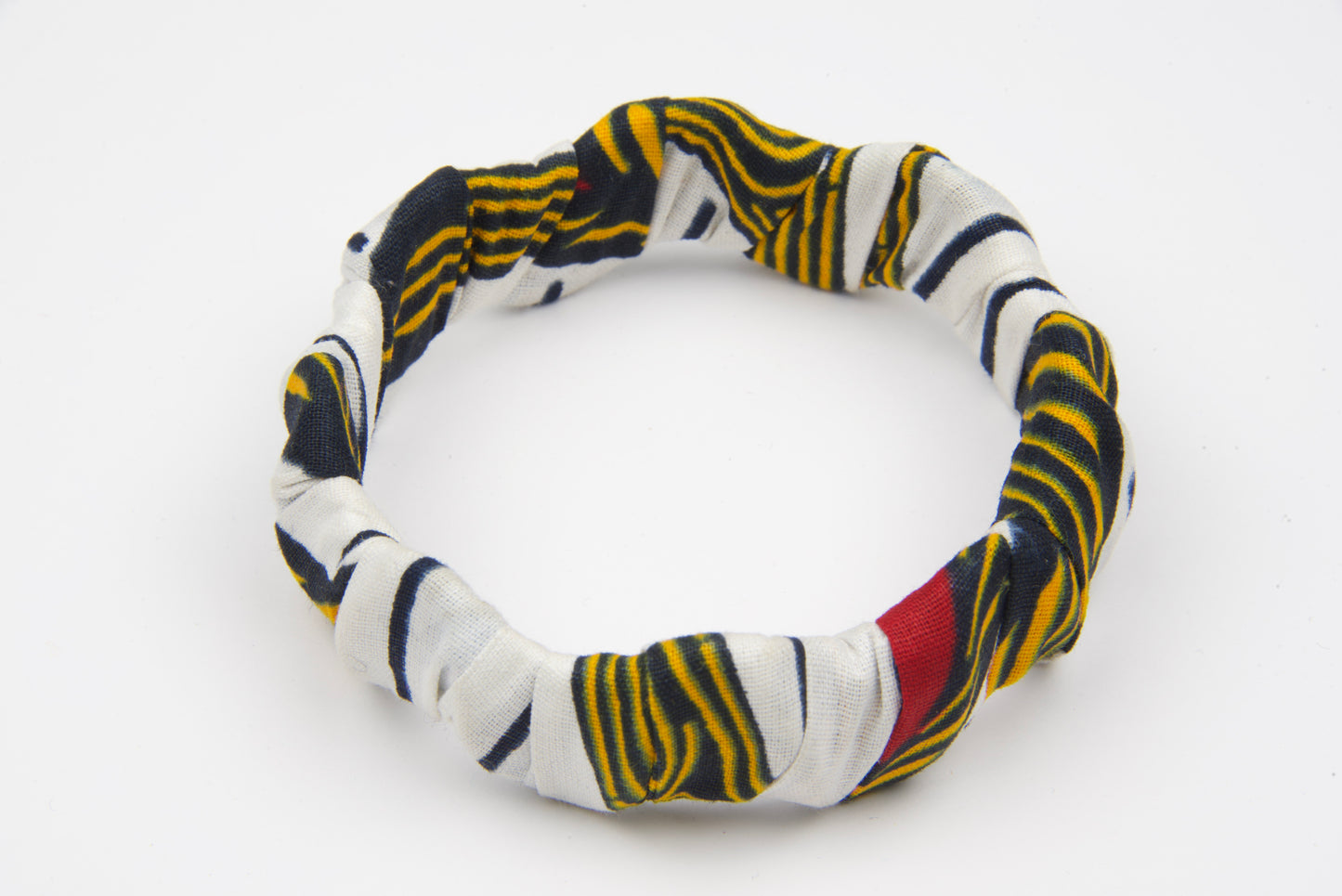 bracelet femme en bois et tissu wax de couleurs  blanc, jaune, noir, rouge