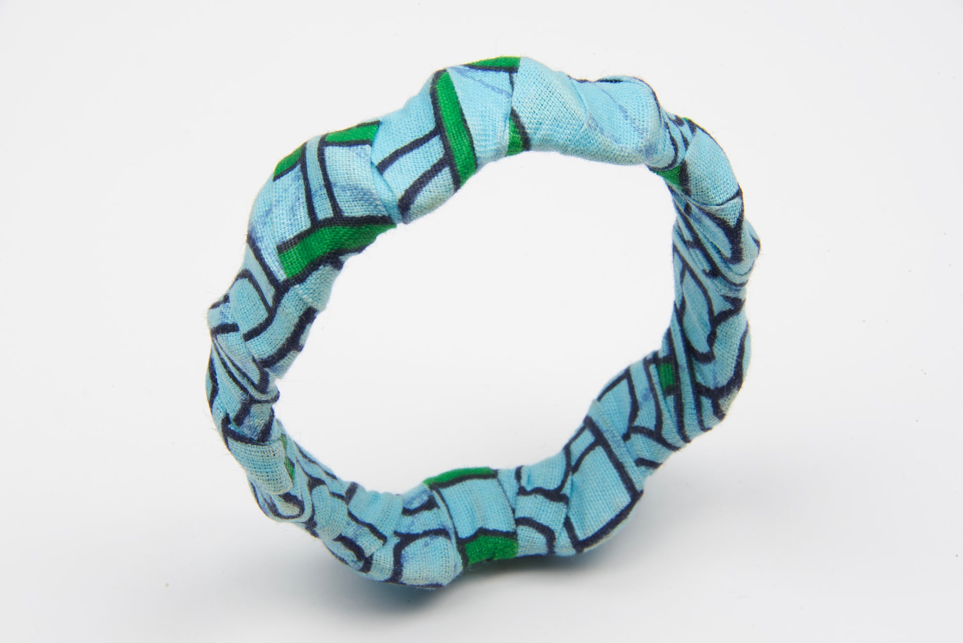 bracelet artisanal femme en bois et tissu wax fait main, de couleurs vert, bleu