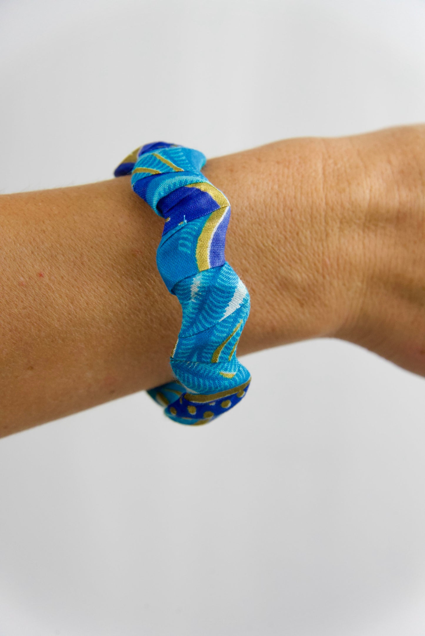 bracelet artisanal femme fait en bois et tissu wax de couleurs bleu et or