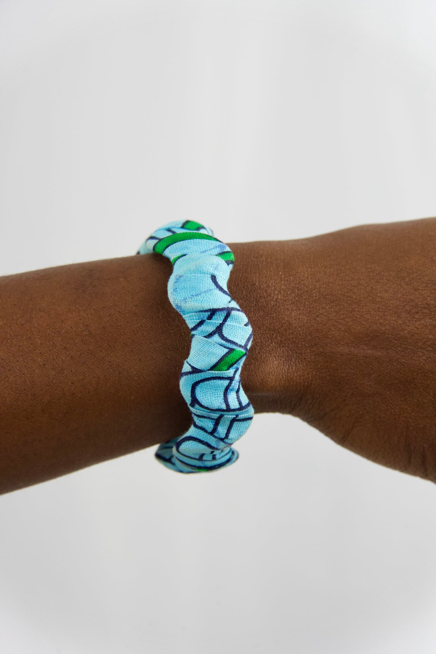 bracelet artisanal femme en bois et tissu wax fait main, de couleurs vert, bleu