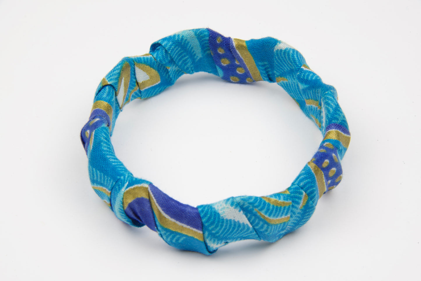 bracelet artisanal femme fait en bois et tissu wax de couleurs bleu et or 