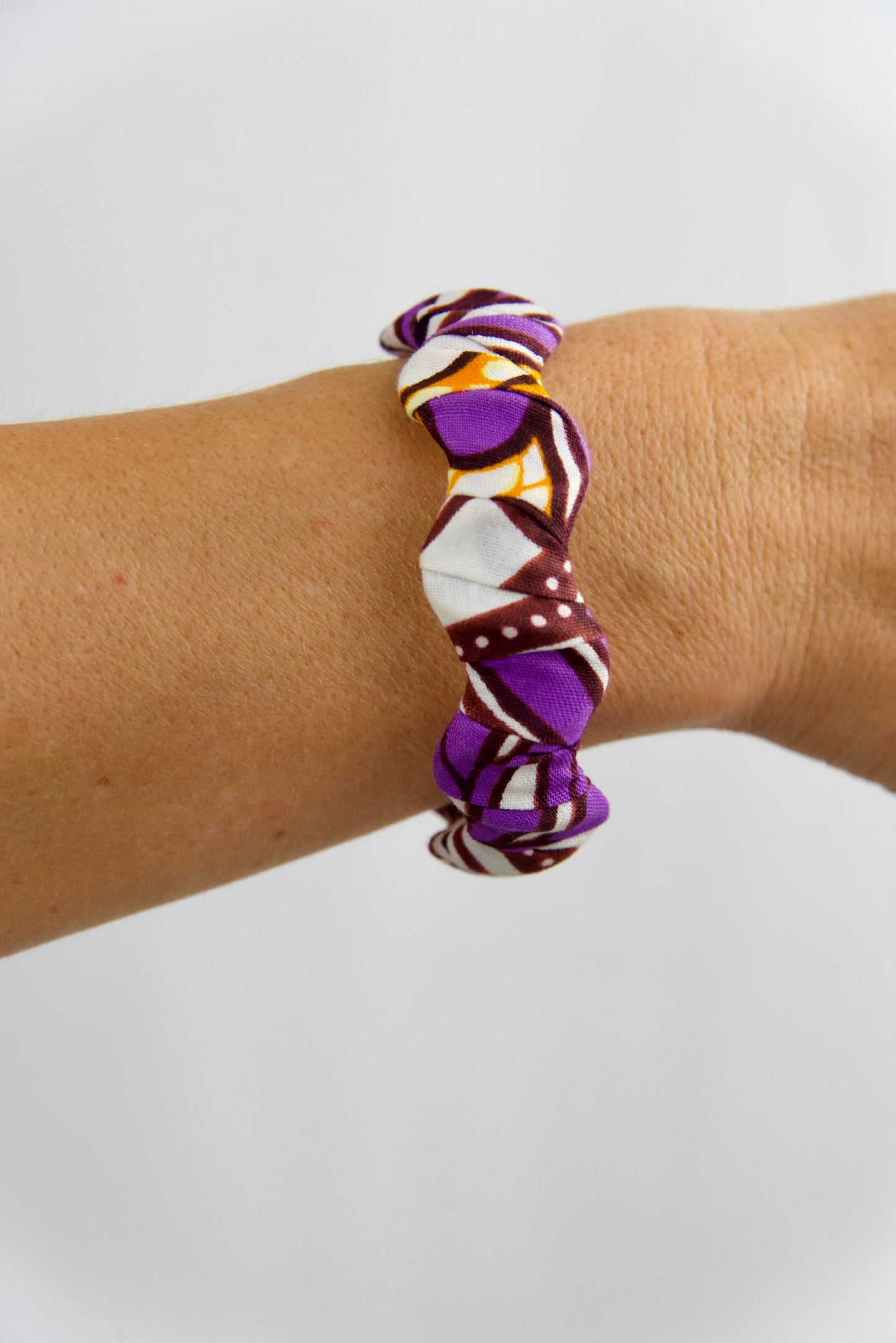 bracelet artisanal femme fait main, de couleurs violet, orange, blanc, marron