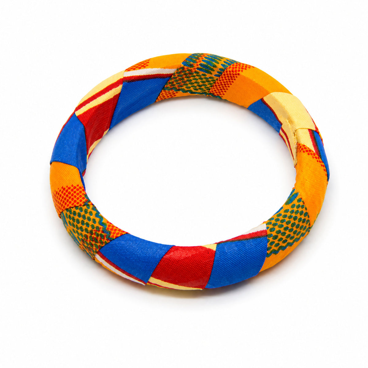 Bracelet jonc rond en bois recouvert de tissu wax multicolore bleu royal, rouge et jaune, isolé sur fond blanc.